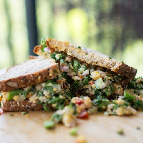 Sandwich aux légumes hachés et aux cornichons à l'aneth sur Silver Hills Bakery Le Big 16 pain germé
